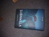 kniha  V temnotě , Bourdon 2025