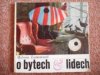 O bytech a lidech