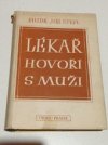 Lékař hovoří s muži