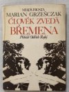 Člověk zvedá břemena
