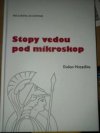 Stopy vedou pod mikroskop