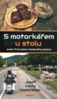 S motorkářem u stolu 