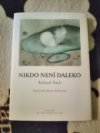 Nikdo není daleko