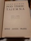 Pod tíhou tajemna