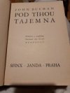 Pod tíhou tajemna